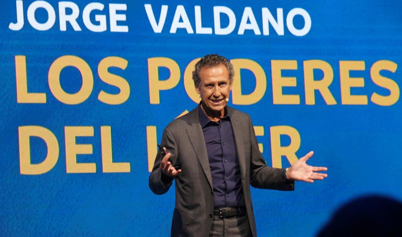 Jorge Valdano en conferencia sobre un escenario